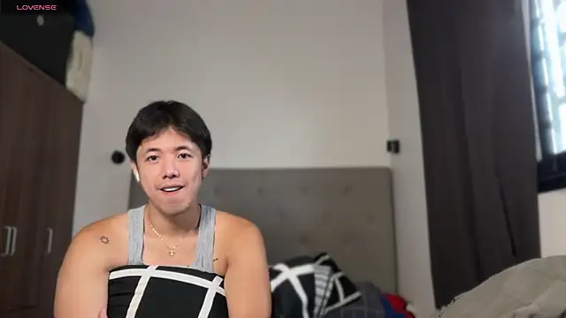 Addictiveboi live cam on StripChat