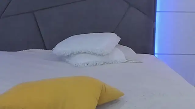 HollyTailors live cam on StripChat