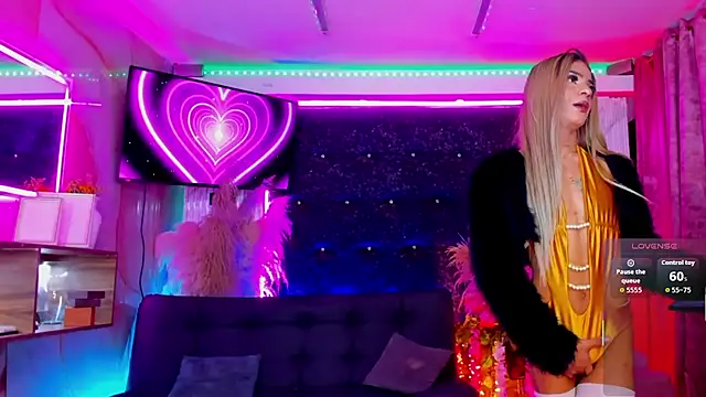 Queens_Wonders_Blonders webcam