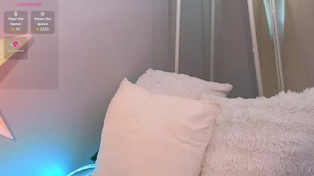 SmolCutie live cam on StripChat