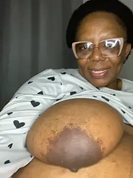 BoobsQueeen webcam