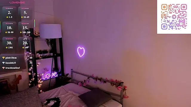 CoralHollow live cam on StripChat