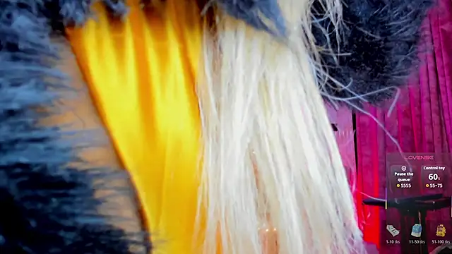 Queens_Wonders_Blonders webcam
