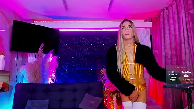 Queens_Wonders_Blonders webcam