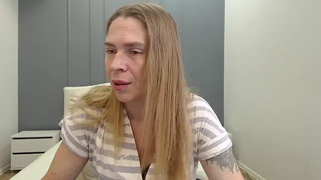 TessaDaybreak live cam on StripChat