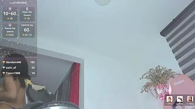 Queen_Morena live cam on StripChat