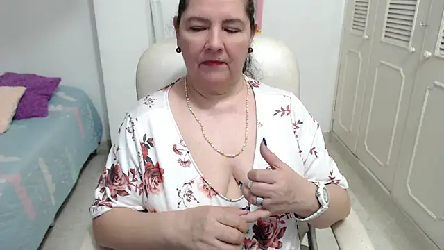 leonela_69 live cam on StripChat