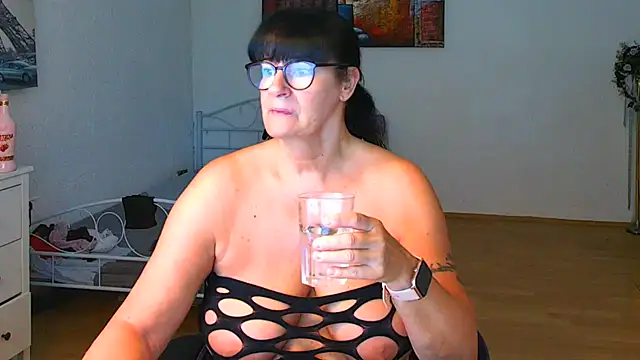 Sylly live cam on StripChat