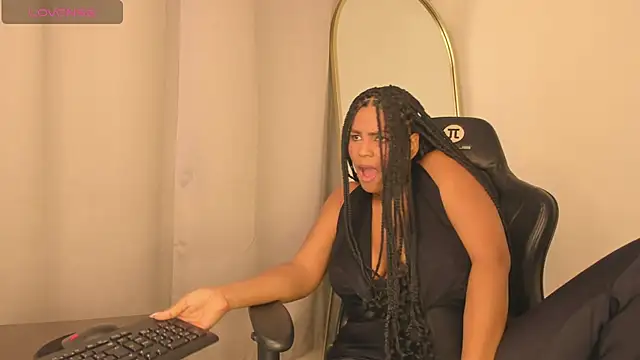 Aishs_bigass live cam on StripChat