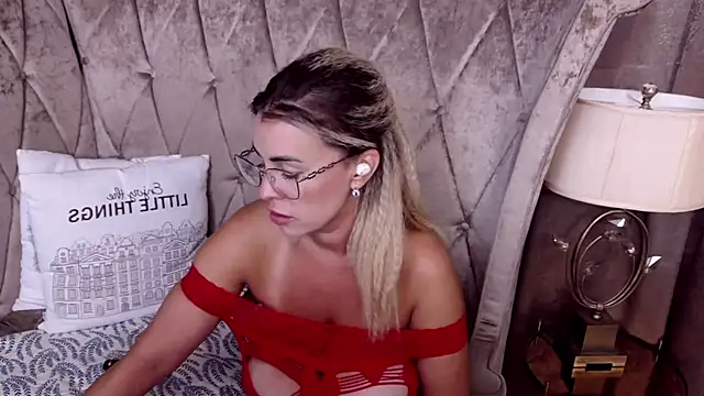 BustyGizelle webcam