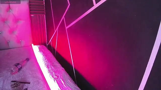 EmilyMora1_ live cam on StripChat