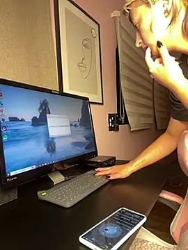 RebelKitty_ live cam on StripChat