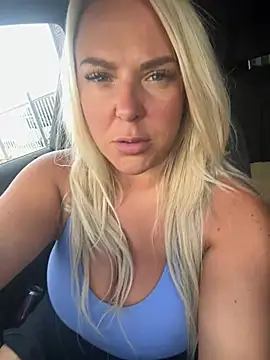 Bustyblondebabe32