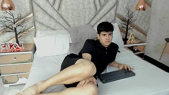 MilanMercier live cam on StripChat
