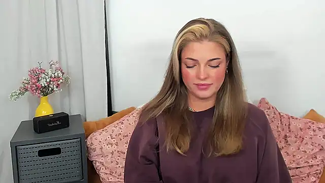 LilyBlondee webcam