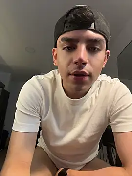 aronnhidden live cam on StripChat