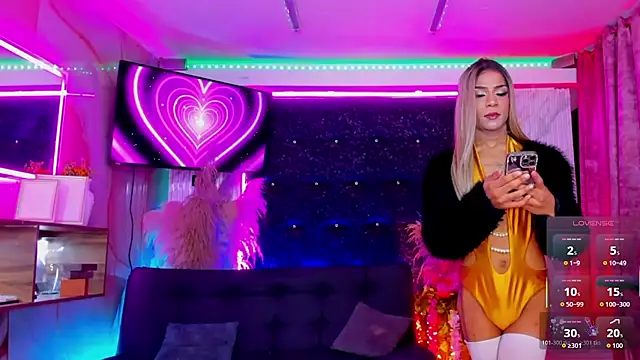 Queens_Wonders_Blonders webcam