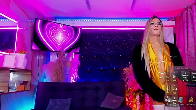 Queens_Wonders_Blonders webcam