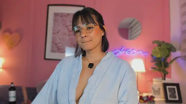 SoySaraa live cam on StripChat