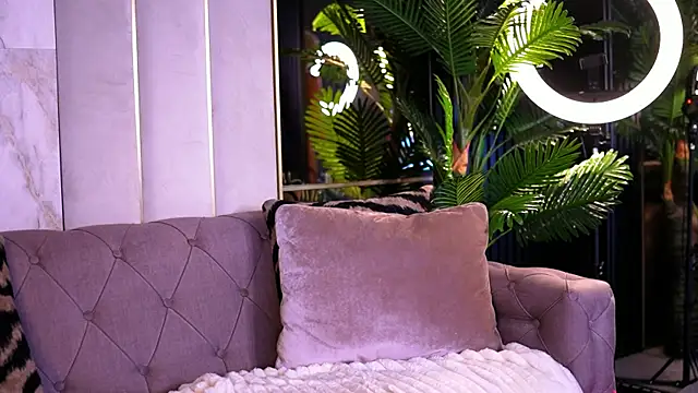 BlancheLuxe live cam on StripChat