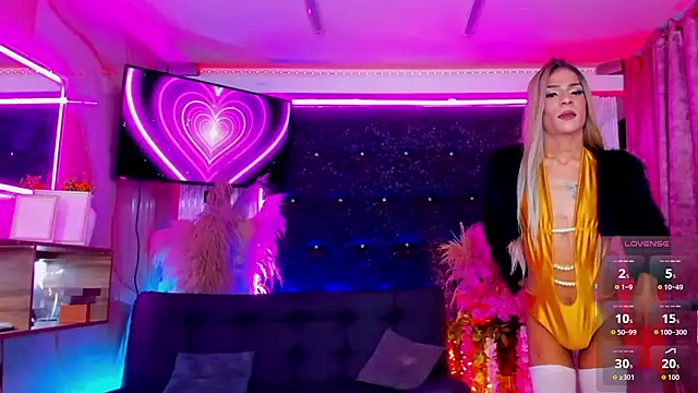 Queens_Wonders_Blonders webcam