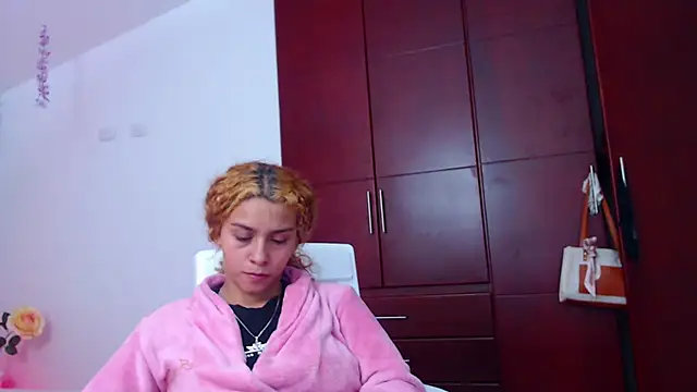 Sarabubbie live cam on StripChat
