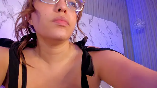 AbrilBloom live cam on StripChat