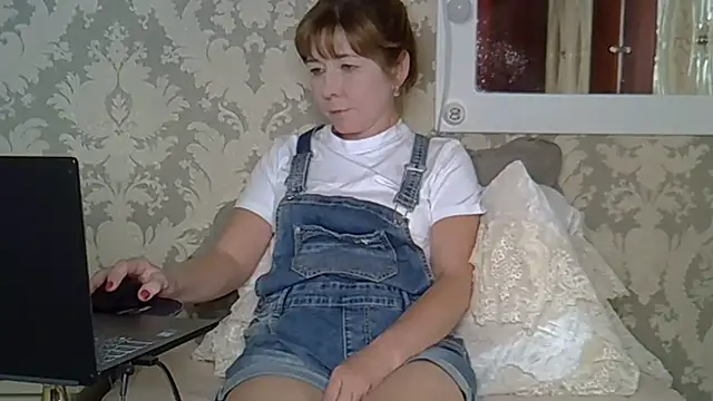 EllaJohnsonX live cam on StripChat