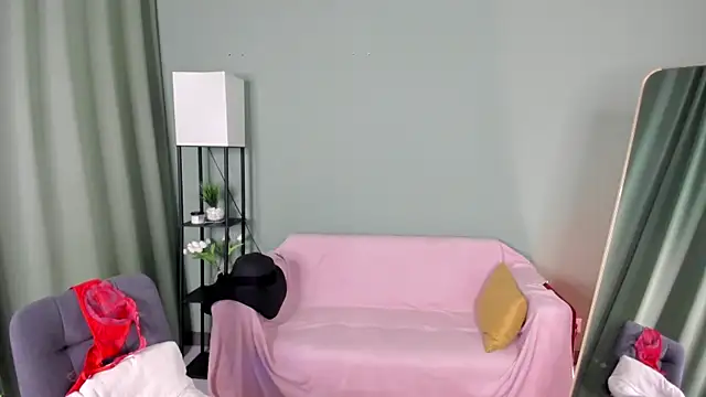 LeticiaRomano live cam on StripChat