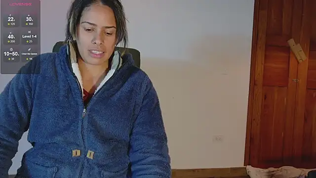 nairobi8 live cam on StripChat
