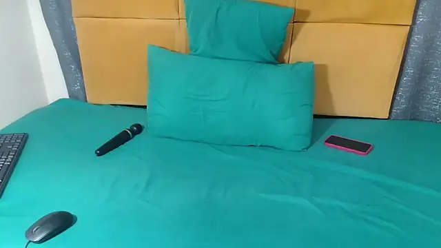 HugeTitisxx webcam