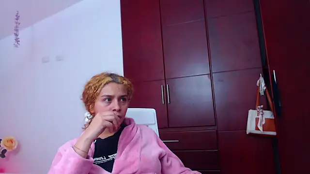 Sarabubbie live cam on StripChat