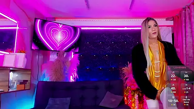 Queens_Wonders_Blonders webcam