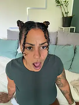SweetPetiteNoir webcam