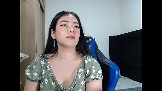 EloiseJun live cam on StripChat