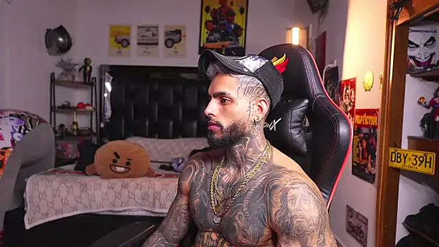 logan_hugh8 live cam on StripChat