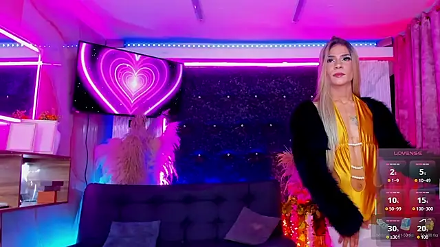 Queens_Wonders_Blonders webcam