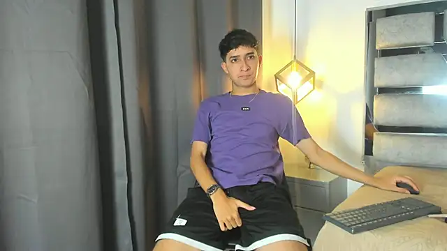 Alantaylorr_ live cam on StripChat