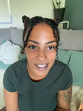 SweetPetiteNoir live cam preview