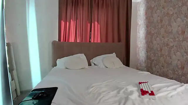KaylaLoartt live cam on StripChat