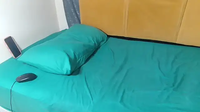HugeTitisxx webcam