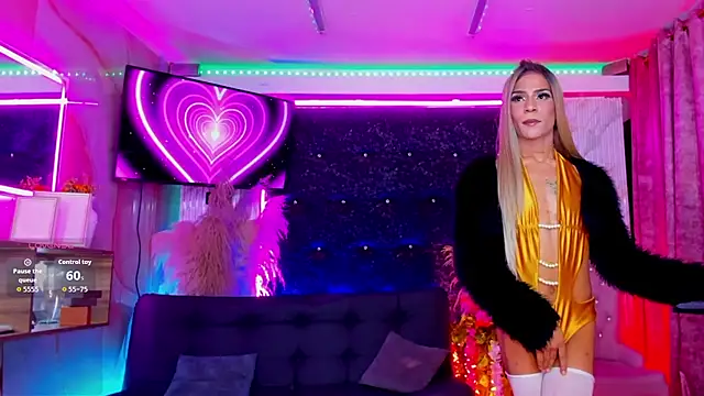 Queens_Wonders_Blonders live cam on StripChat
