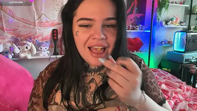 BigBootyHolly live cam on StripChat