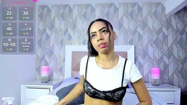 TyraKayne webcam