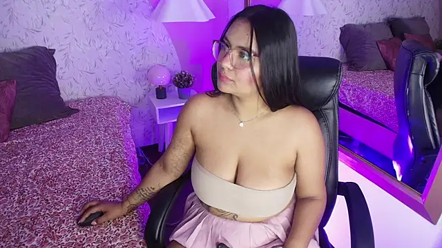Tammara_Brm live cam on StripChat