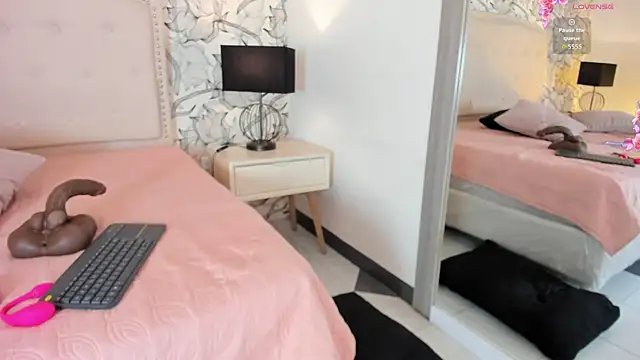 Venusandrea29 live cam on StripChat