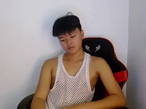 yourhotasiandoms live cam on StripChat