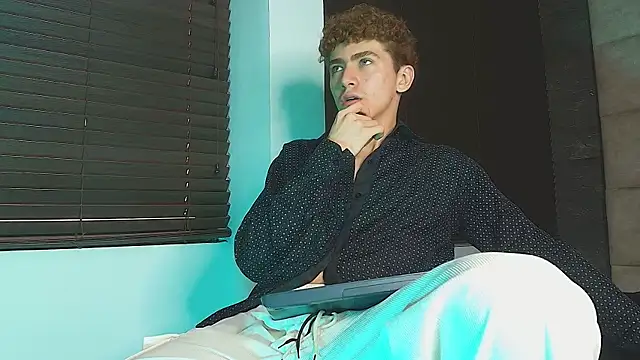 Tyler_Mcrey live cam on StripChat