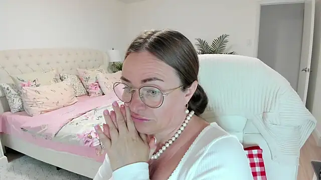 Vika73 live cam on StripChat
