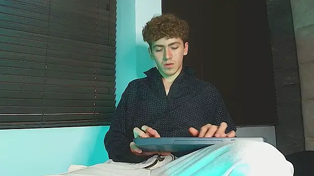 Tyler_Mcrey live cam on StripChat